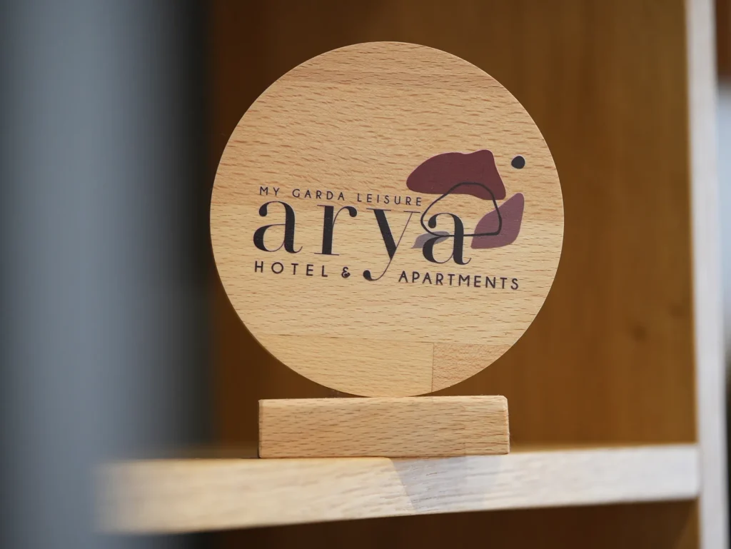 Logo dell’Hotel Arya esposto all’interno della struttura a Sirmione sul Lago di Garda
